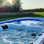 Apartment - Spokojne Miejsce Z Calorocznym Zewnetrznym Wspolnym Jacuzzi, Sauna I Letnim Basenem *