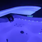 - Spokojne Miejsce Z Calorocznym Zewnetrznym Wspolnym Jacuzzi, Sauna I Letnim Basenem Apartment *